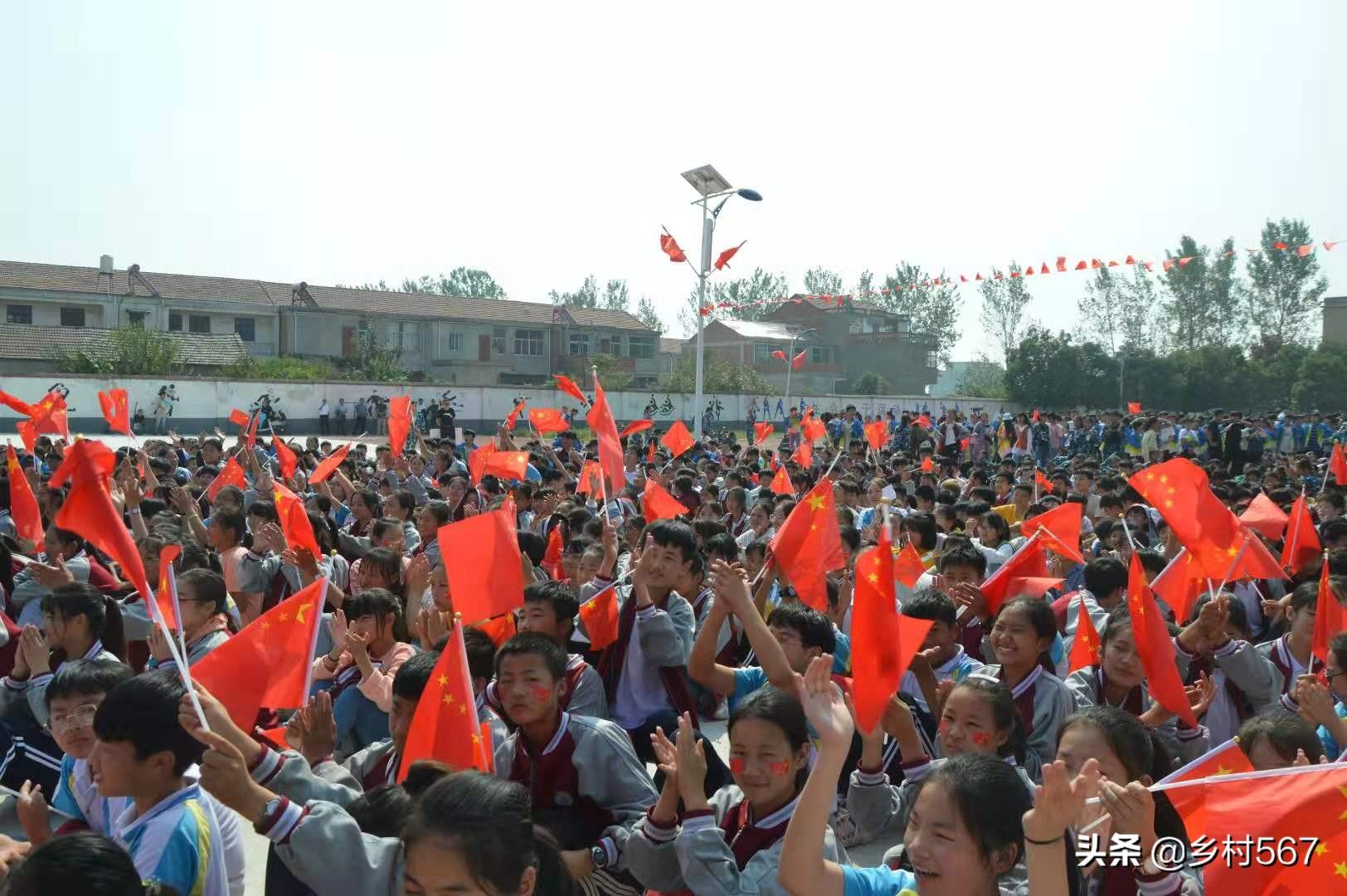 点击放大图片 迎国庆!利辛县阚疃镇举办升国旗、唱国歌,文艺汇演活动