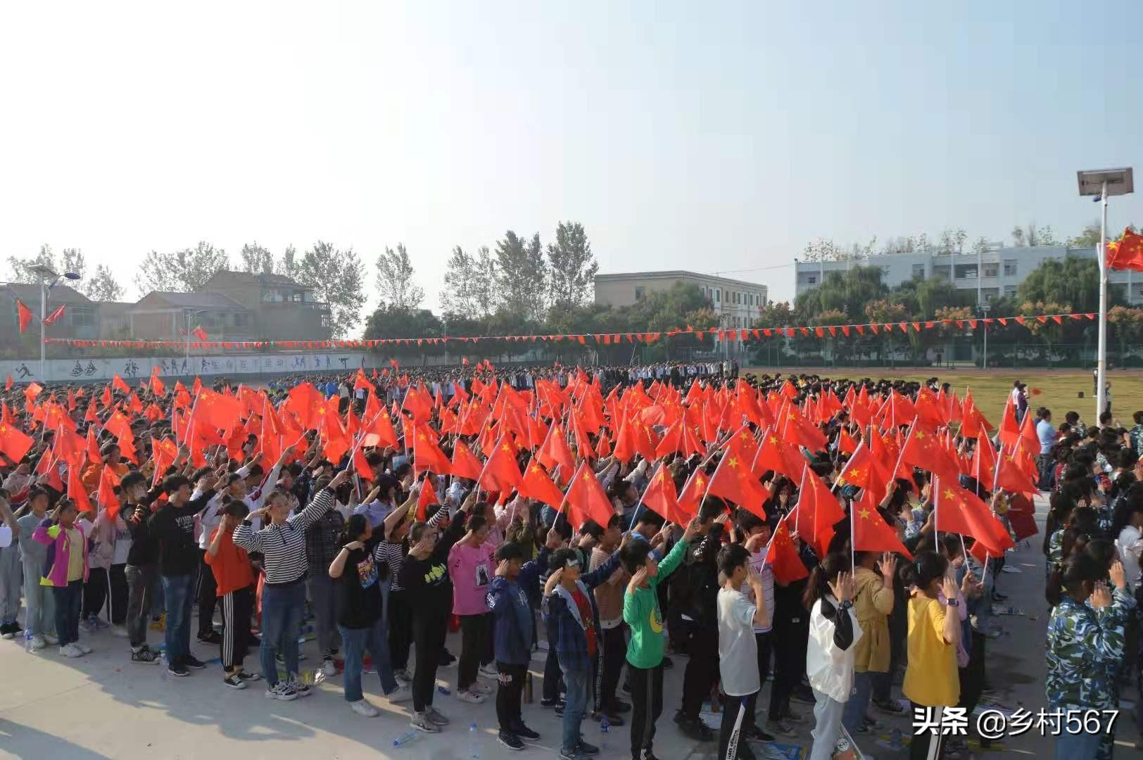 点击放大图片 迎国庆!利辛县阚疃镇举办升国旗、唱国歌,文艺汇演活动