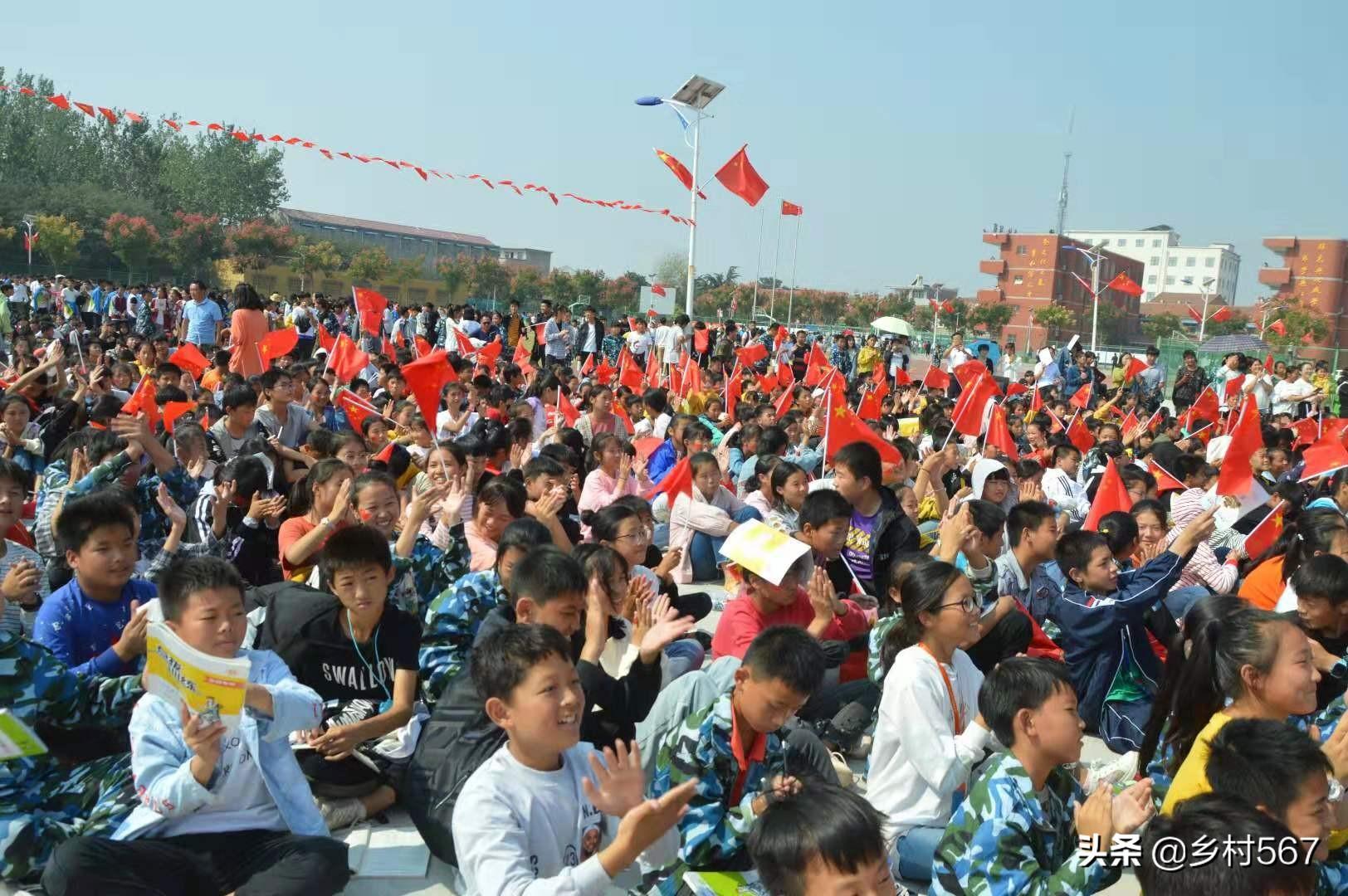 点击放大图片 迎国庆!利辛县阚疃镇举办升国旗、唱国歌,文艺汇演活动