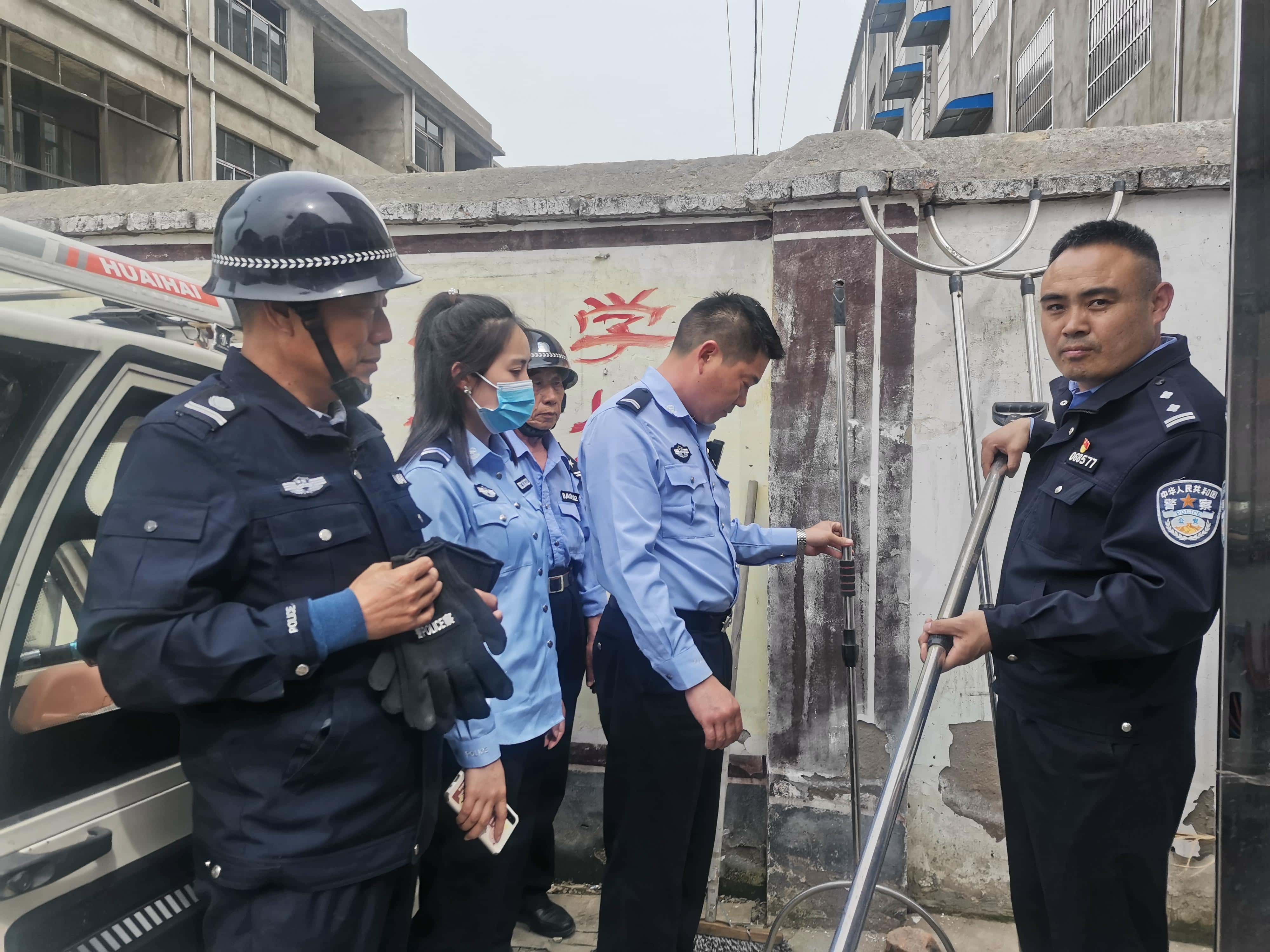 点击放大图片 开展联合督察 保障校园安全