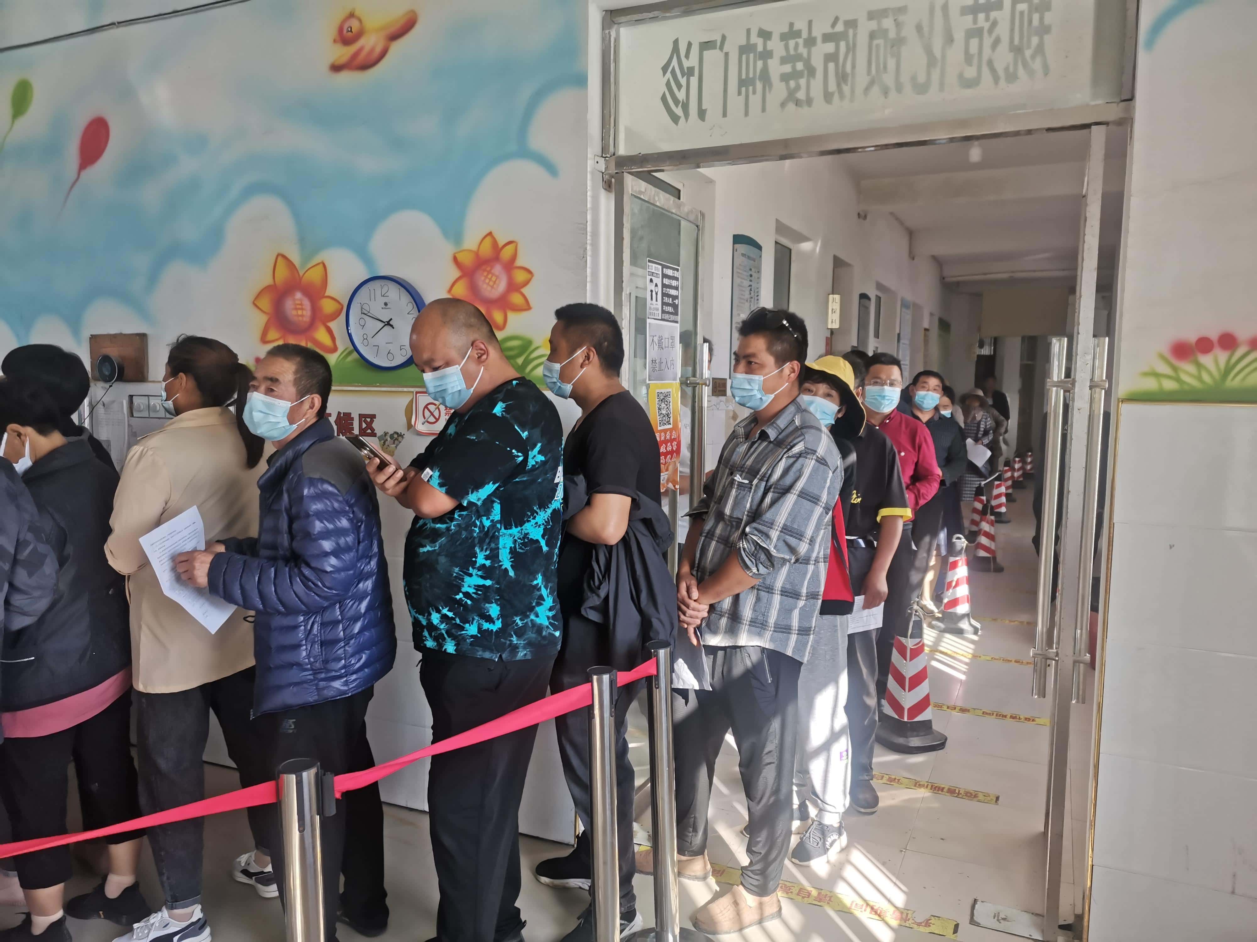 点击放大图片 你接种疫苗,我来送笑脸