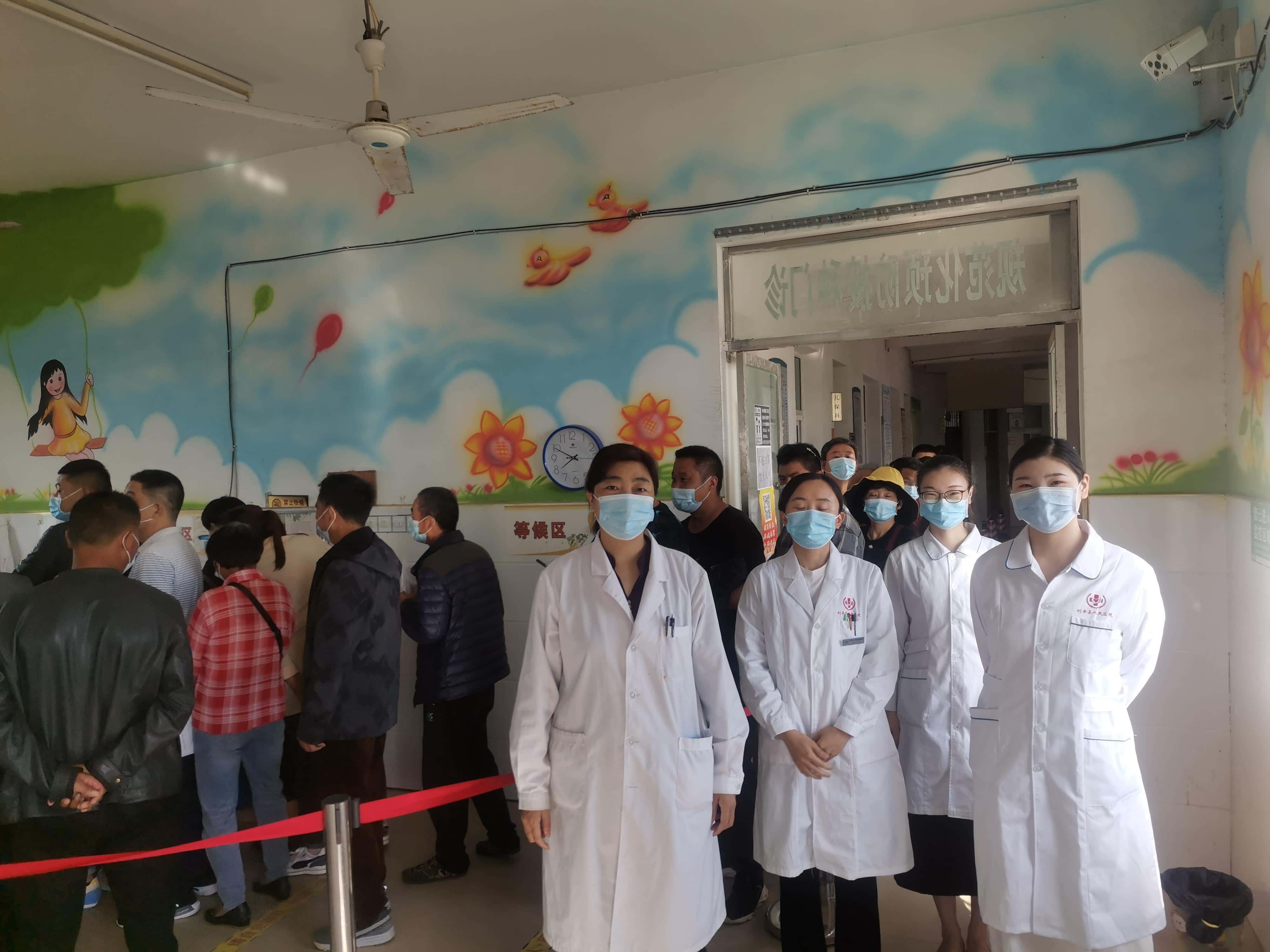 点击放大图片 你接种疫苗,我来送笑脸