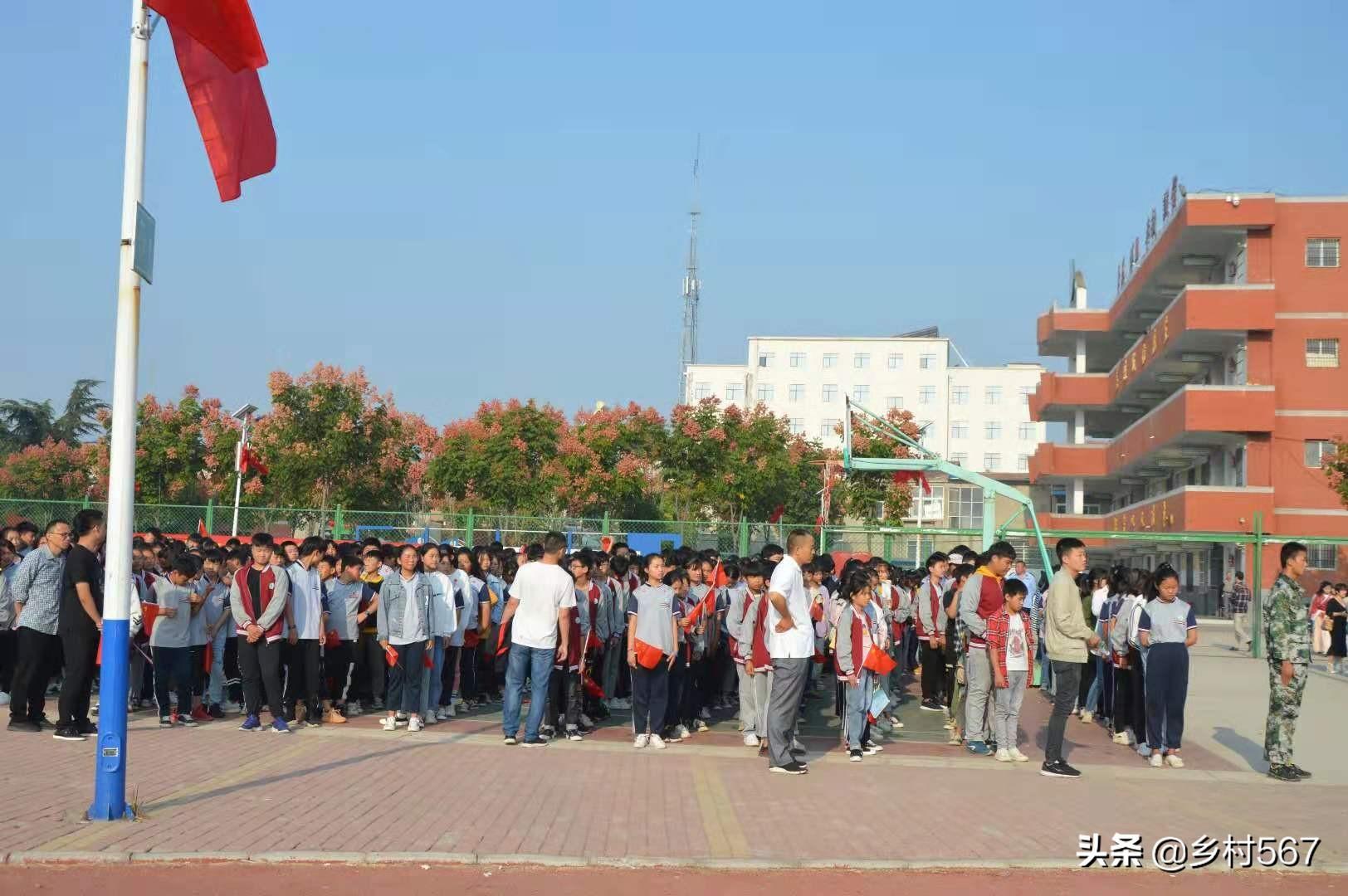 点击放大图片 迎国庆!利辛县阚疃镇举办升国旗、唱国歌,文艺汇演活动