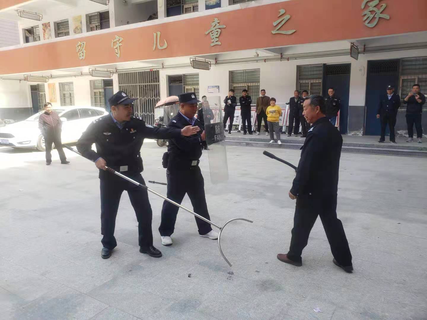 点击放大图片 开展联合督察 保障校园安全