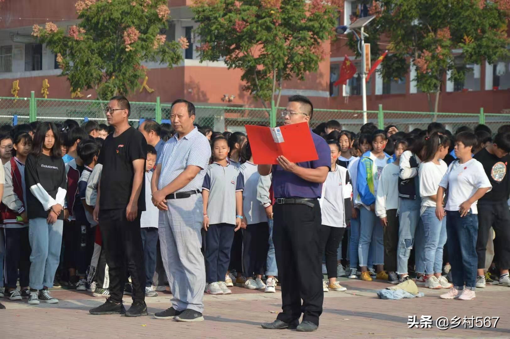 点击放大图片 迎国庆!利辛县阚疃镇举办升国旗、唱国歌,文艺汇演活动