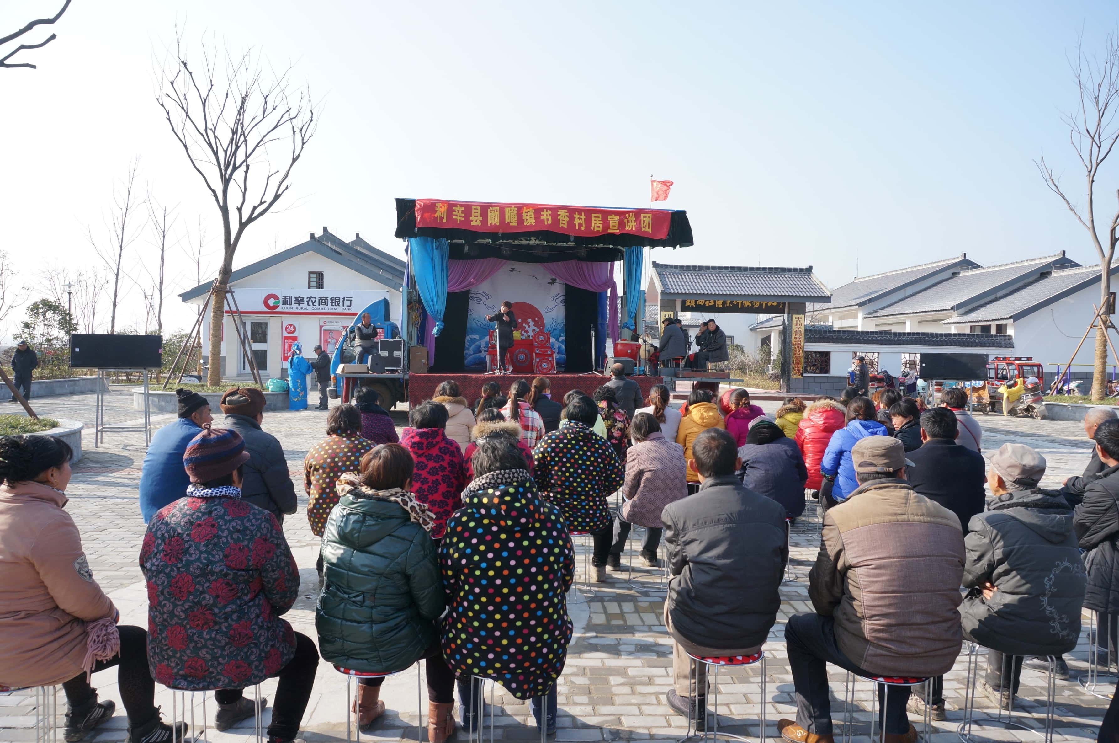 点击放大图片 改变脏乱差亮出精气神让“华丽蝶变”留住“乡愁”