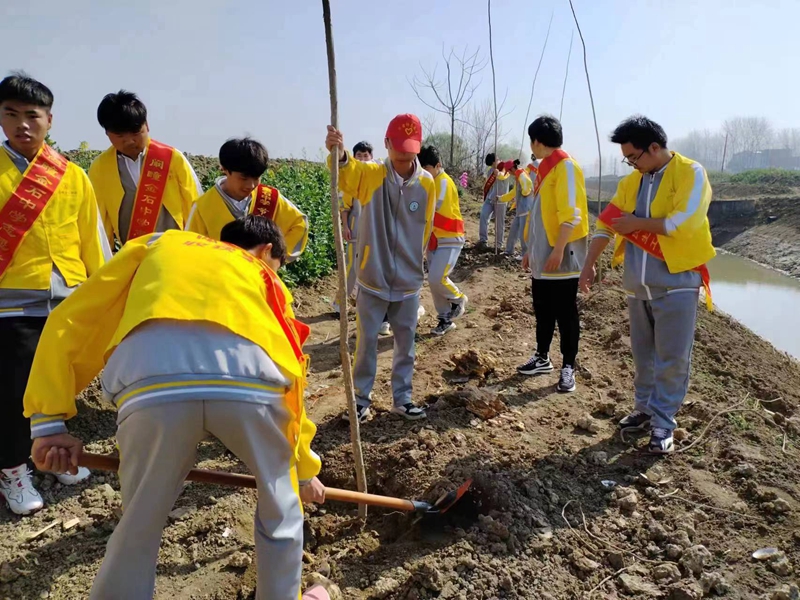 点击放大图片 “学习雷锋讲奉献 义务植树绿家园”志愿者活动 · 阚疃金石中学