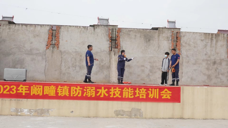 点击放大图片 开展防溺水安全知识进校园宣传培训活动